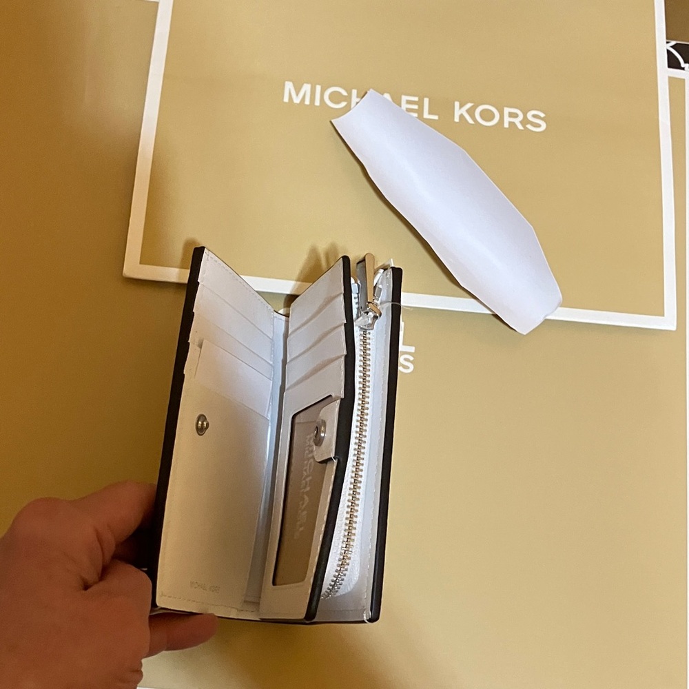 Michael Kors Bryant leather optic white wallet - Picture 5 of 11